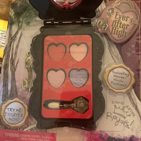 Ever After High Rebel Color Compact with Swivel Mirror - Picture 3 of 5